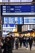 Display boards at Hamburg central station, evening rush hour, in front of another GDL, train