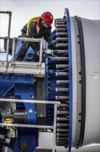 Preparation for the transport of a 68 metre long blade, a wind turbine, with a self-propelled