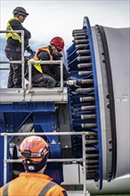 Preparation for the transport of a 68 metre long blade, a wind turbine, with a self-propelled