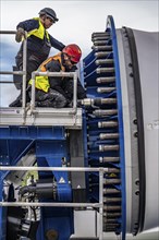 Preparation for the transport of a 68 metre long blade, a wind turbine, with a self-propelled