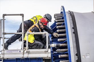 Preparation for the transport of a 68 metre long blade, a wind turbine, with a self-propelled