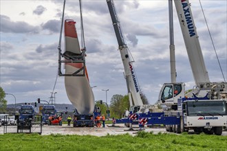 Preparation for the transport of a 68 metre long blade, a wind turbine, with a self-propelled