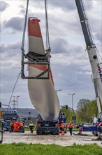 Preparation for the transport of a 68 metre long blade, a wind turbine, with a self-propelled