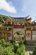 Tor tor of traditional Chinese architecture with lanterns and green plants, Pattaya, Thailand, Asia