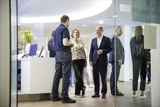 (R-L) Olaf Scholz, Federal Chancellor (SPD), and Britta Ernst join the queue to cast their vote for