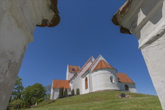 Lindelse Kirke, typical Danish church from 1830, whitewashed, red tiled roof, hill, apse,