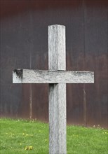 The wooden memorial cross of the Sophiengemeinde commemorates bomb victims of the Second World War