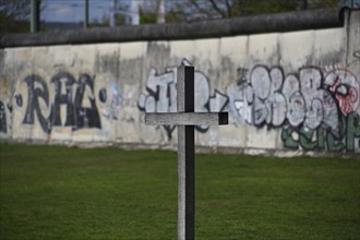 The wooden memorial cross of the Sophiengemeinde commemorates bomb victims of the Second World War