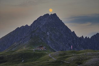 Full moon over the Fiderepasshütte and Hammerspitze, 2260m, Allgäu Alps, Allgäu, Bavaria, Germany,