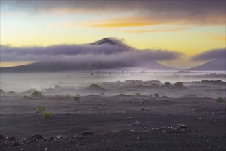 Parque Natural de Los Volcanes, behind it the Monte Mina, 444m, near San Bartolomé, Lanzarote,