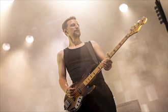 Johannes Stolle, bassist of Silbermond live on Auf Auf, Sommer 2024 Tour at the sold-out Waschhaus