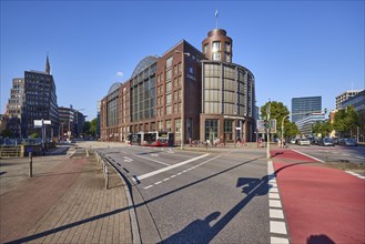 SRH Campus Hamburg on the corner of Willy-Brandt-Strasse and Domstrasse with pedestrian crossing