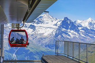 Cable car at the summit station of the Corne de Sorebois, behind the snow-covered peaks Weisshorn