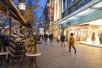 Königsallee shopping street, Kö, Christmas decorations, closed catering establishments, little