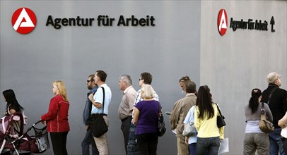 Berlin, 01.09.2009, Queue of job seekers. Job Centre Berlin Lichtenberg, Berlin, Germany, Europe