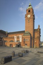 Neo-Baroque central station with sculpture Heavy Luggage by Andreas von Weizsäcker 2001, suitcase,