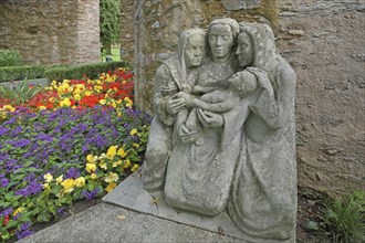 Rubens Fountain by Hermann Kuhmichel 1935, sculpture, three, woman, mother, stone, infant, carry,