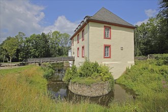 Moated castle built in the 15th century with wooden bridge and pond, Hainchen, Netphen,