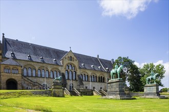 The imperial palace of Goslar covers an area of around 340 by 180 metres, situated at the foot of