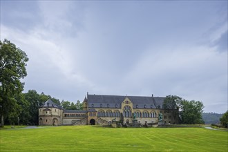 The imperial palace of Goslar covers an area of around 340 by 180 metres, situated at the foot of