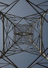 Triangular bracing in a power pylon