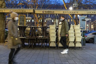 Königsallee shopping street, Kö, Christmas decorations, closed catering establishments, little