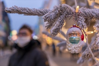 Symbolic picture Christmas in the Corona crisis, Father Christmas figure, Christmas tree