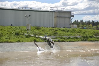 A detention reservoir aeration to remove pollutants from industrial waste water