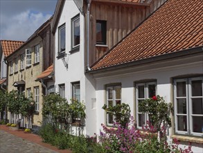 Houses with half-timbered and tiled roofs as well as well-tended front gardens and colourful