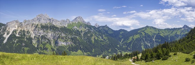 Mountain panorama from the Krinnenspitze, 2000m, behind Friedberger Klettersteig, Rote Flüh, 2108m,