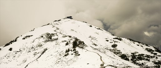 After snowfall in May: Hiking trail from the Kanzelwandbahn mountain station to the Fellhorn,