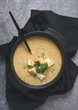 Cremesuppe, pürierte Suppe, beige, Champignon, Zwiebel, Blumenkohl, vegetarische Suppe