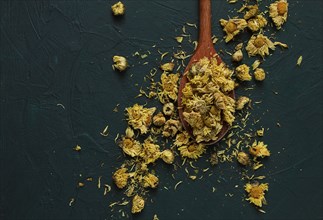 Chrysanthemenknospen, Tee, auf einem Holzboot, Blick von oben, keine Menschen