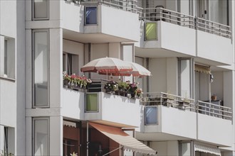 Parasol on the balcony of a prefabricated building, taken in Berlin, 07/08/2024