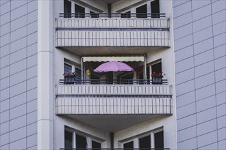 Parasol on the balcony of a prefabricated building, taken in Berlin, 07/08/2024