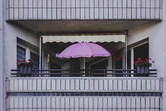 Parasol on the balcony of a prefabricated building, taken in Berlin, 07/08/2024