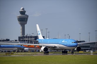 Aircraft at Amsterdam Schiphol Airport, on the taxiway for take-off on the Aalsmeerbaan, 18L/36R,