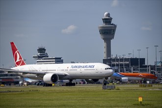 Aircraft at Amsterdam Schiphol Airport, on the taxiway for take-off on the Aalsmeerbaan, 18L/36R,