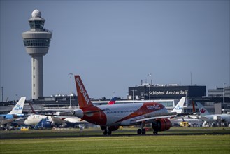 Easyjet Airbus A320-251N, aircraft landing at Amsterdam Schiphol Airport, Buitenveldertbaan, 09/27,