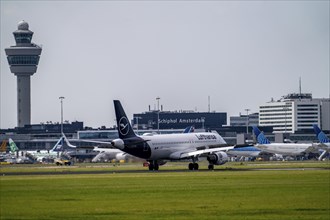 Lufthansa Airbus A320-214, aircraft landing at Amsterdam Schiphol Airport, Buitenveldertbaan,