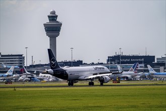 Lufthansa Airbus A320-214, aircraft landing at Amsterdam Schiphol Airport, Buitenveldertbaan,