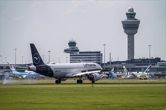 Lufthansa Airbus A320-214, aircraft landing at Amsterdam Schiphol Airport, Buitenveldertbaan,