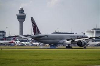 Qatar Airways Boeing 777-3DZ, aircraft landing at Amsterdam Schiphol Airport, Buitenveldertbaan,