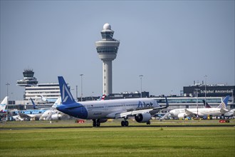 Anadolujet Airbus A321, aircraft landing at Amsterdam Schiphol Airport, Buitenveldertbaan, 09/27,