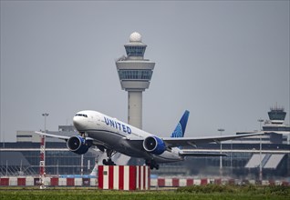 United Airlines Boeing 777, aircraft taking off at Amsterdam Schiphol Airport, Kaagbaan, 06/24, air