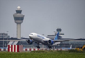 United Airlines Boeing 777, aircraft taking off at Amsterdam Schiphol Airport, Kaagbaan, 06/24, air