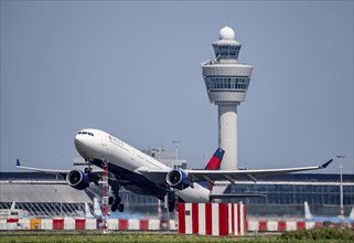 Delta Airlines aircraft taking off at Amsterdam Schiphol Airport, Kaagbaan, 06/24, air traffic