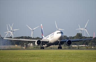 LATAM Cargo, Columbia, aircraft landing at Amsterdam Schiphol Airport, Polderbaan, 18R/36L, wind