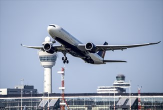 Delta Air Lines aircraft taking off from Amsterdam Schiphol Airport, Kaagbaan, 06/24, Air Traffic