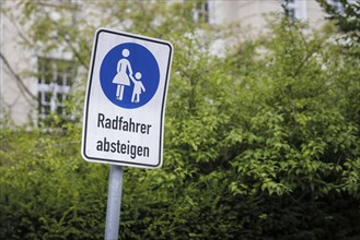 A sign at Köpenick Hospital indicates that cyclists should dismount. Berlin, 05.08.2024